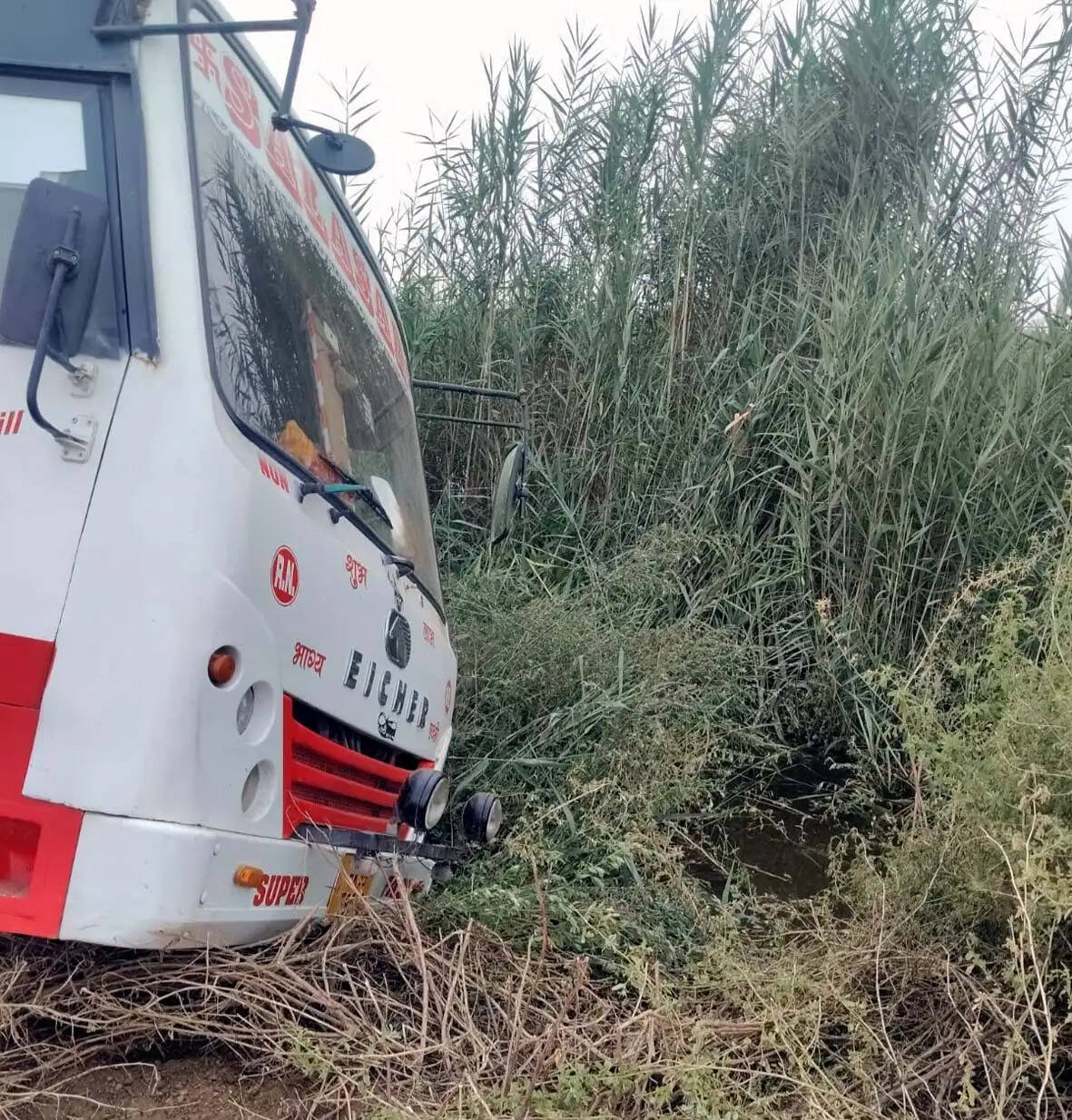 हांसी : गड्ढे में पहिया फंसने से निजी बस का स्टेयरिंग लॉक, 45 यात्री बाल-बाल बचे