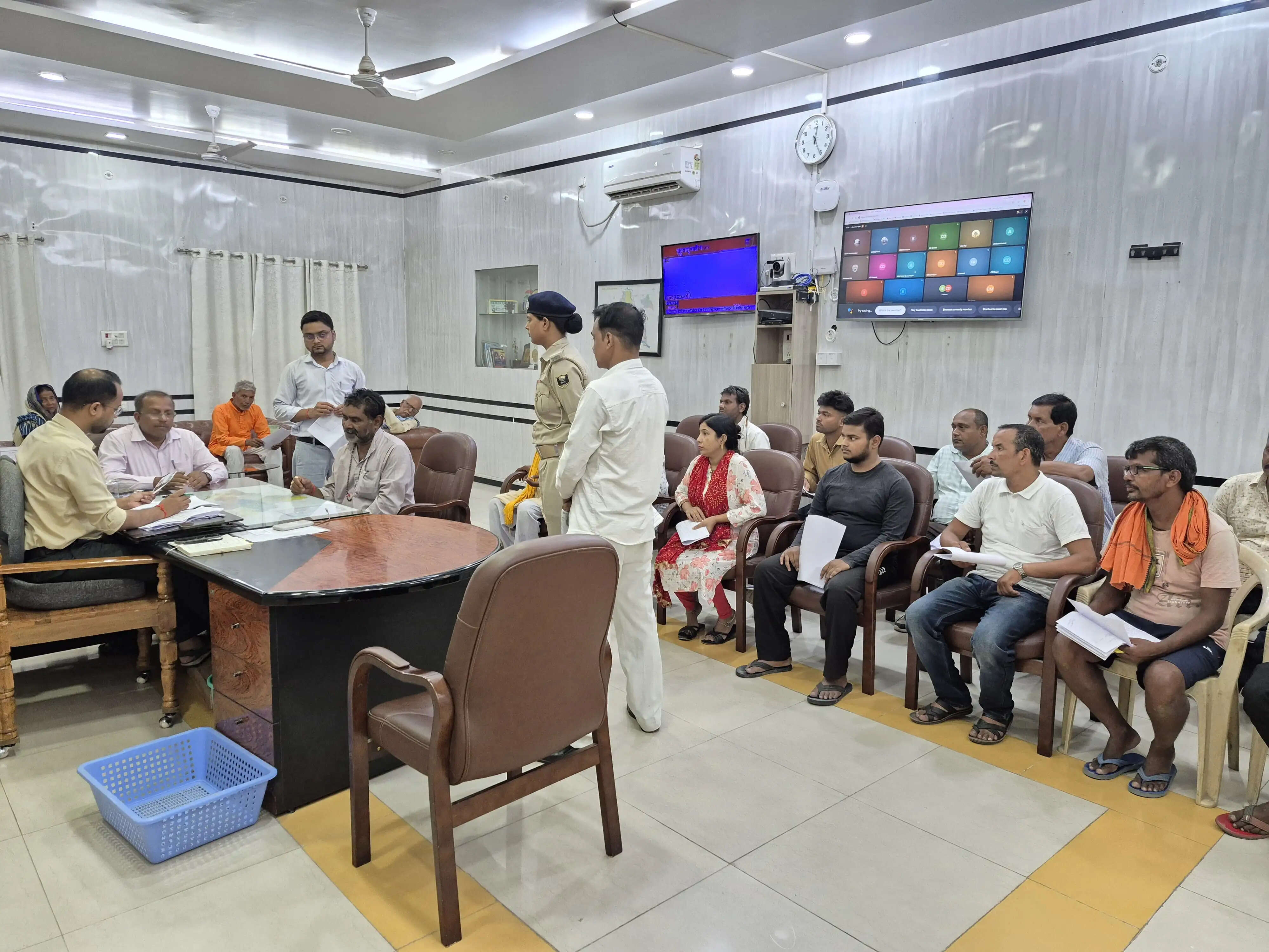 जनता दरबार में आए 85 आवेदनों का जिलाधिकारी ने कार्रवाई का दिया निर्देश