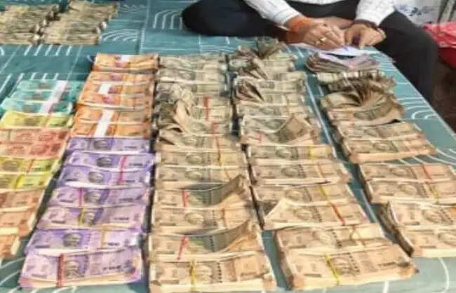 स्वास्थ्य विभाग के भ्रष्ट डीजीएम के घर एसवीयू का छापा,32 लाख कैश बरामद