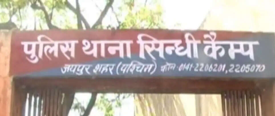 बाइक खड़ी करने पर भिड़े दो गुट: चाकूबाजी और बोतलों से हमले में तीन घायल