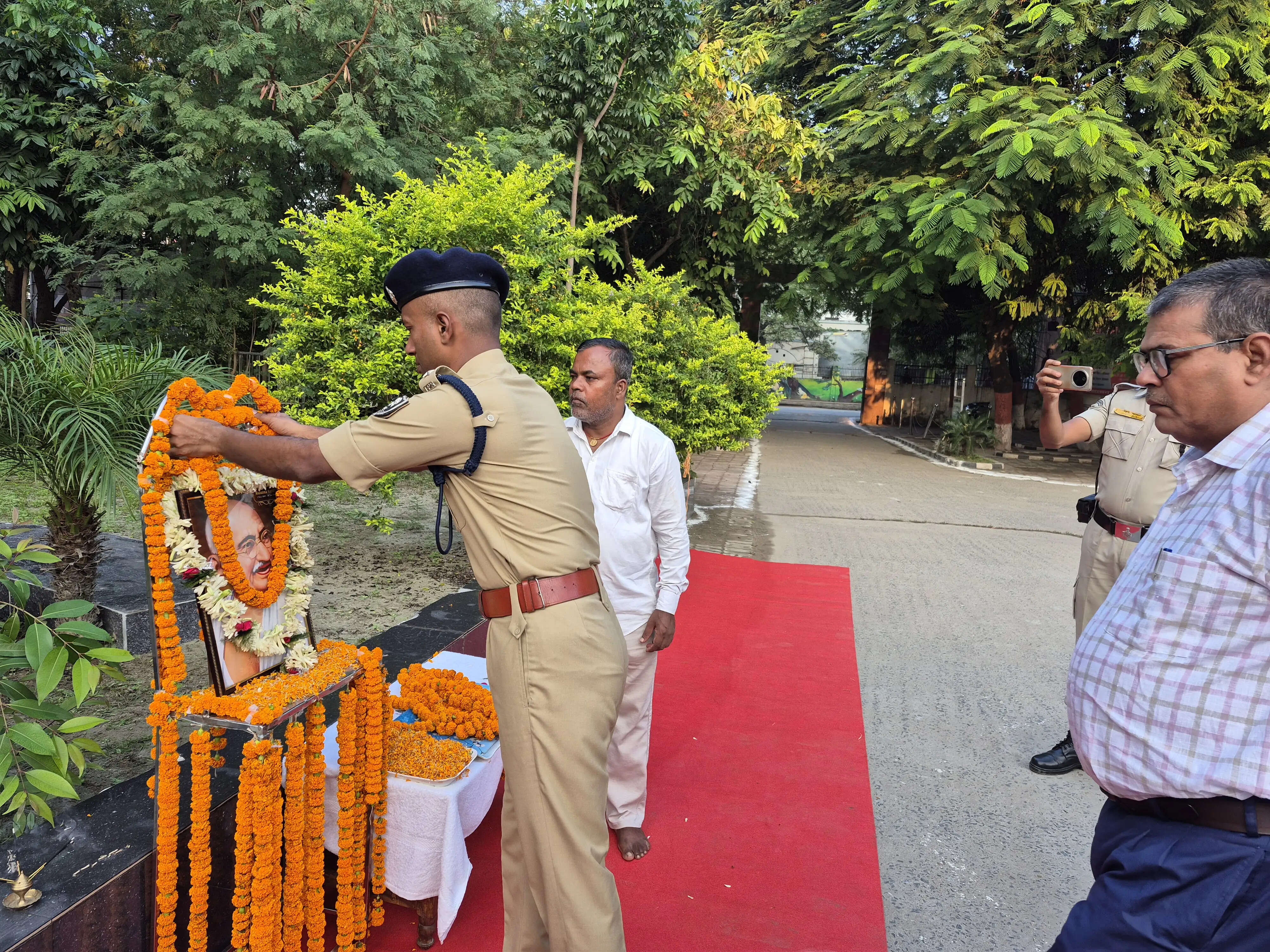 जिलाधिकारी और एसएसपी ने महात्मा गांधी के चित्र पर किया माल्यार्पण