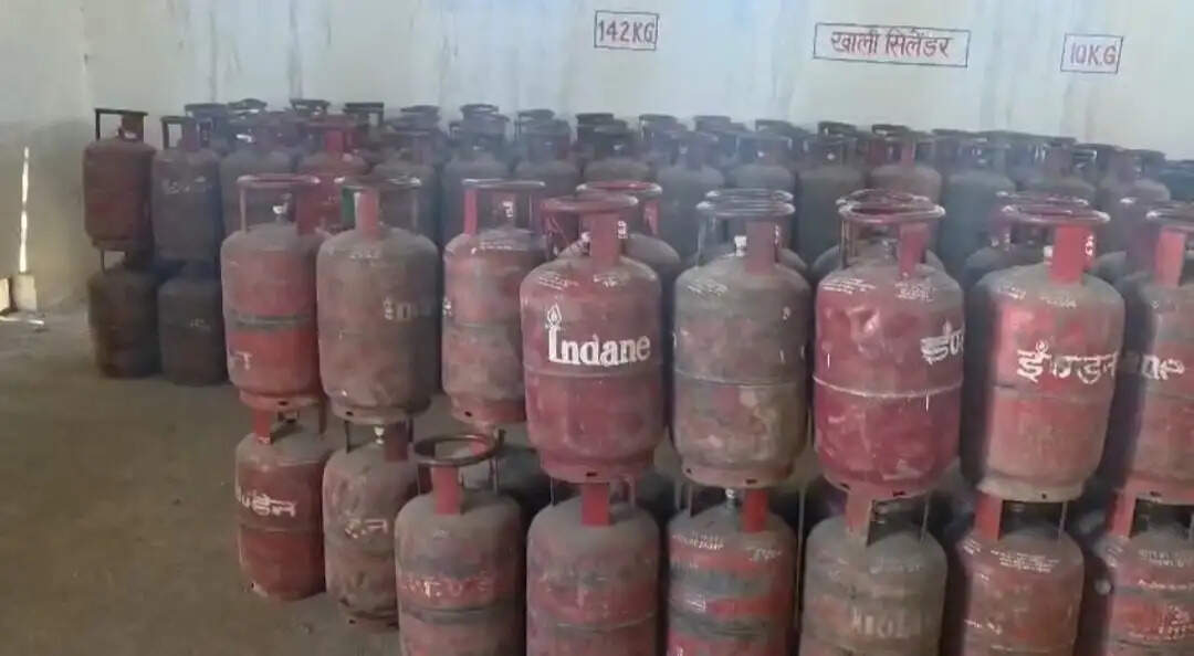 अमेठी में एलपीजी की कालाबाजारी का बड़ा खुलासा, 1295 सिलेंडरों की हेराफेरी मामले में गैस एजेंसी संचालक के खिलाफ केस दर्ज