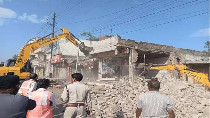 इंदौरः देवास नाका फ्लाईओवर निर्माण में बाधा बने अतिक्रमण हटाए गए