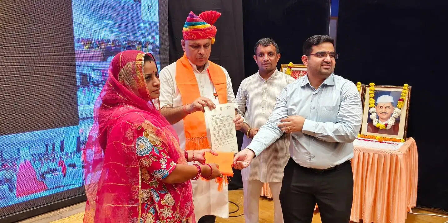 पंचायतीराज जनप्रतिनिधियों को सौंपे मुख्यमंत्री के शुभकामना संदेश