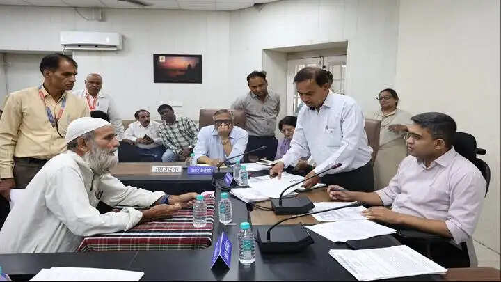 भोपालः जनसुनवाई में पहुंचे 188 आवेदन, कलेक्टर ने अधिकारियों को दिए त्वरित निराकरण के निर्देश