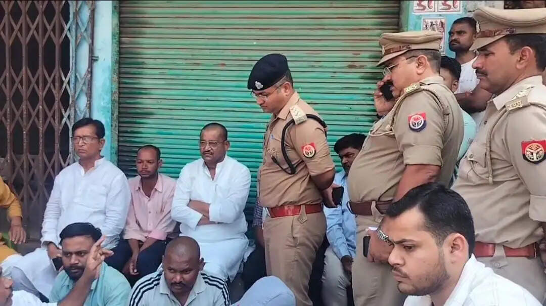 बांदा : रिक्शा चालक काे न्याय दिलाने के लिये कोतवाली के बाहर धरने पर बैठे जलशक्ति राज्यमंत्री, पुलिस से वार्ता के बाद हटे