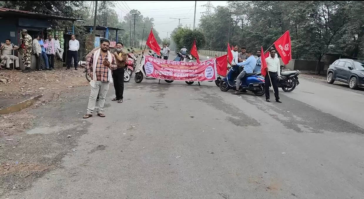 कोरबा : कोयलांचल क्षेत्र में संयुक्त श्रमिक संगठन की हड़ताल का मिला-जुला असर