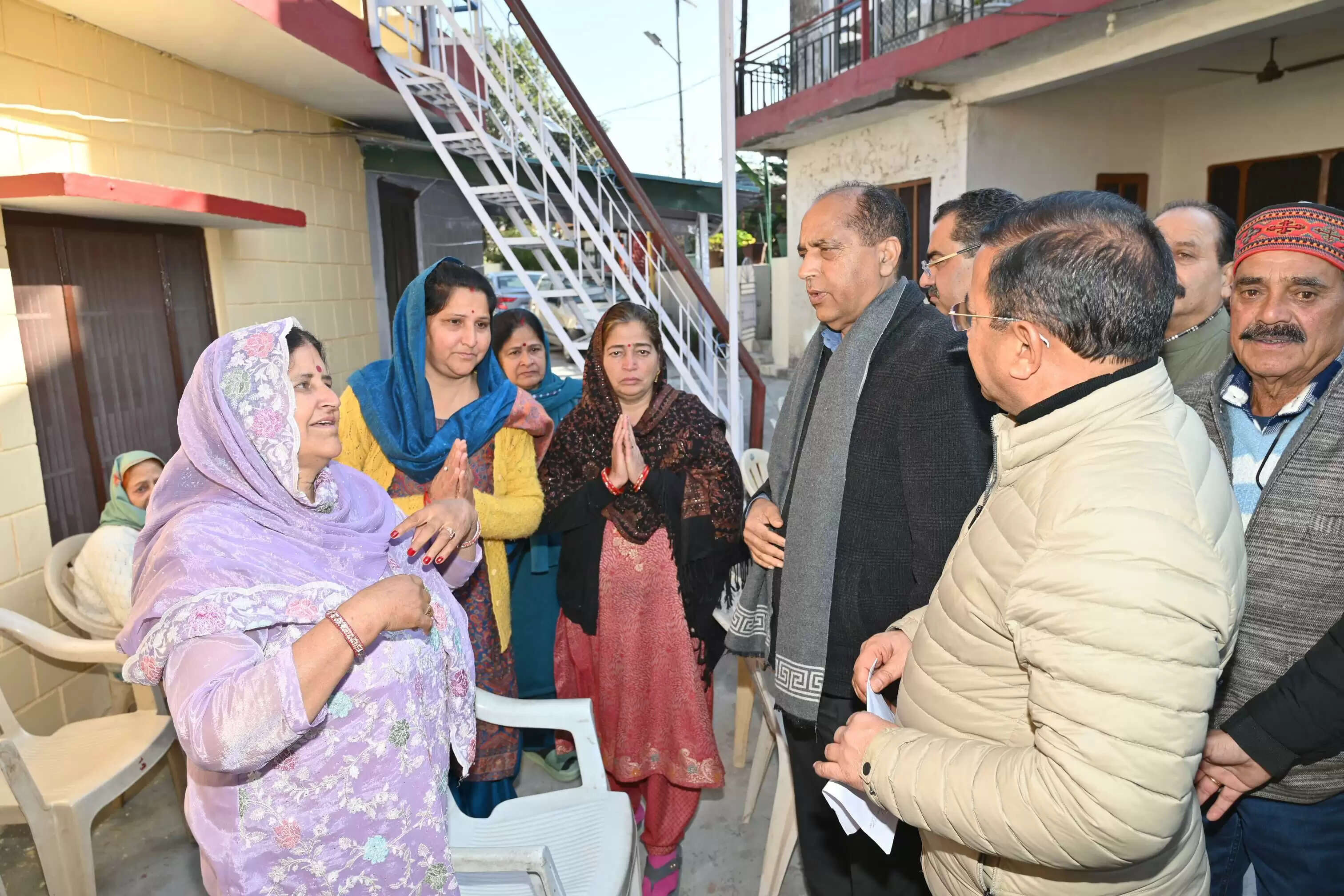 रूसी जहाज के क्रू मेंबर रक्षित के परिजनों से मिले जय राम ठाकुर