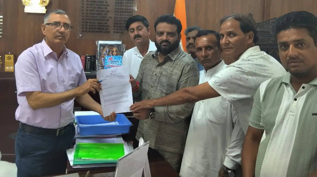 किसानों की समस्याओं को लेकर किसान कांग्रेस ने डीसी को सौंपा ज्ञापन