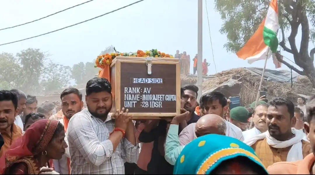 सीतापुर में राजकीय सम्मान के साथ 'अग्निवीर' इंद्रजीत को दी गई विदाई