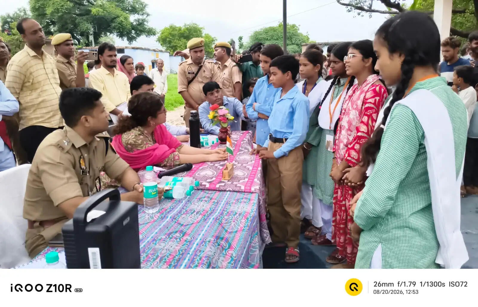 महोबा : छात्रों के प्रदर्शन के जिलाधिकारी ने सुनी समस्या, बोलीं - संवाद से होता समाधान