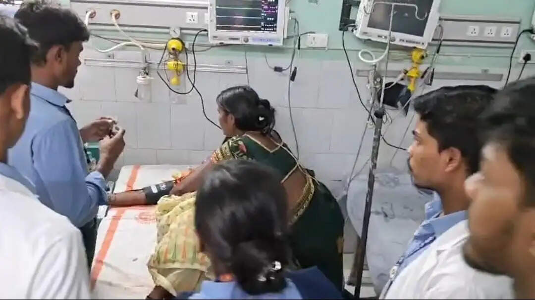 विशु राउत सेतु पहुंच पथ पर पलटा सीएनजी ऑटो, छह कांवरिया घायल, एक की हालत गंभीर
