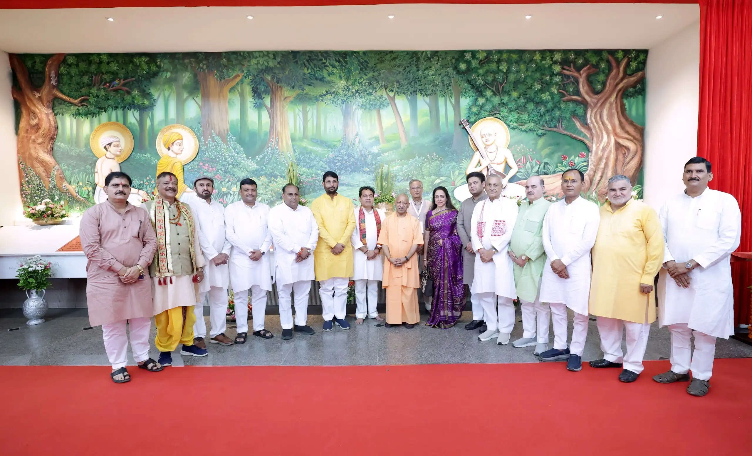 मुख्यमंत्री योगी ने मथुरा काे दी 1,051 करोड़ रुपये के विकास कार्यों की सौगात,बोले- विदेशी आक्रांताओं ने मंदिर तोड़े, पर श्रीकृष्ण की स्मृति को नहीं मिटा पाए