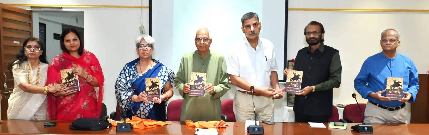 ‘साधो! सबद साधना कीजे’ कार्यक्रम में तीन पुस्तकों का विमोचन