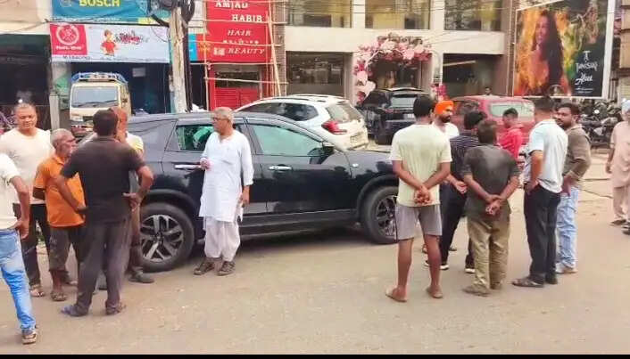 आसनसोल में दिनदहाड़े कार का शीशा तोड़कर लेडीज पर्स चोरी