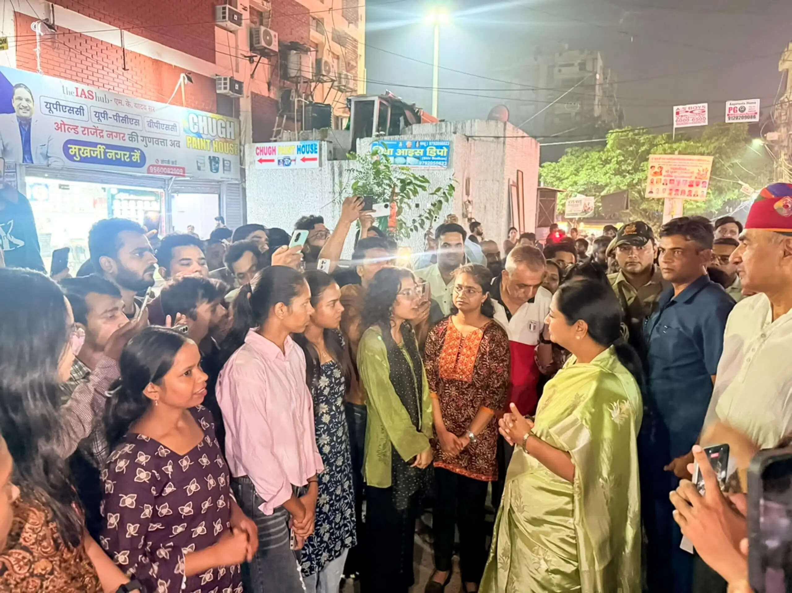 मुखर्जी नगर में विद्यार्थियों के बीच पहुंचीं मुख्यमंत्री रेखा गुप्ता, समस्याएं सुन अधिकारियों को दिए समाधान के निर्देश