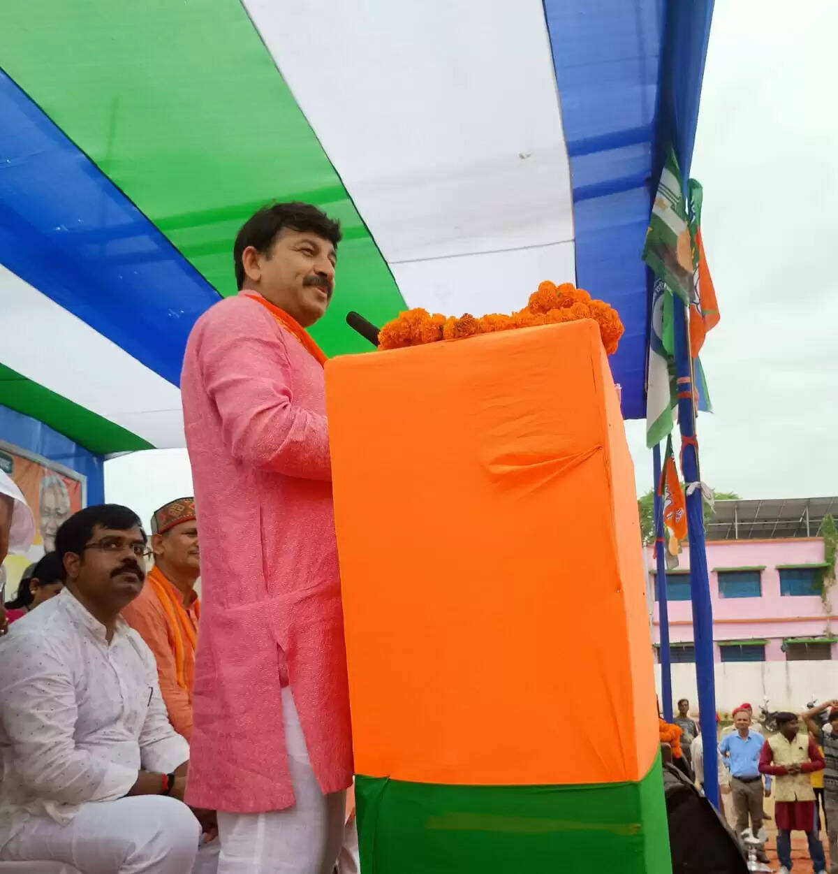 भाजपा सांसद मनोज तिवारी की चुनावी सभा, गीतों के संग मांगा एनडीए के पक्ष में वोट