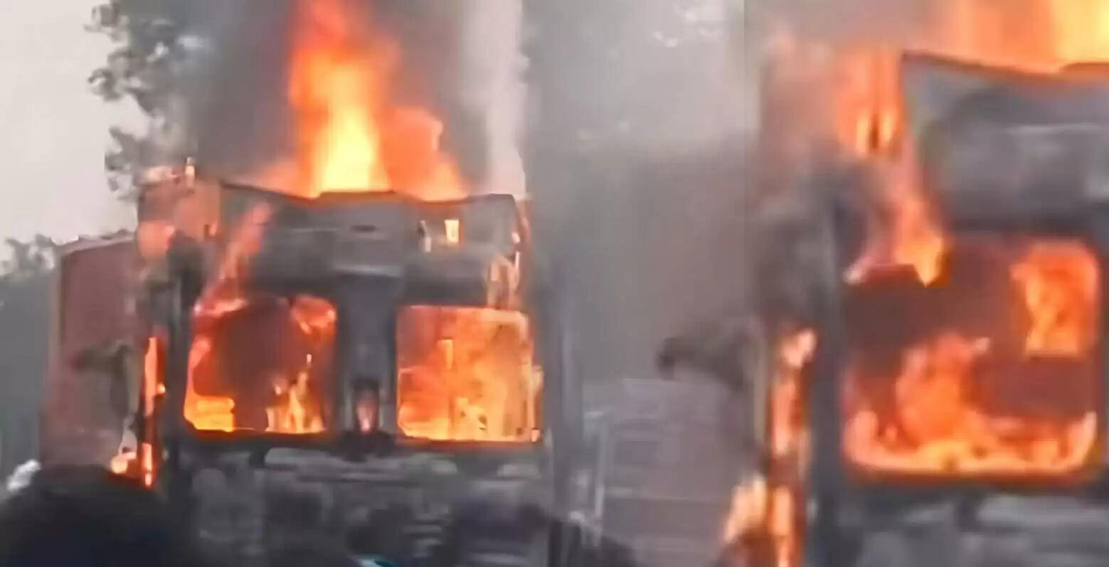 डेबरा में राष्ट्रीय राजमार्ग पर चलती लॉरी में लगी आग, यातायात प्रभावित