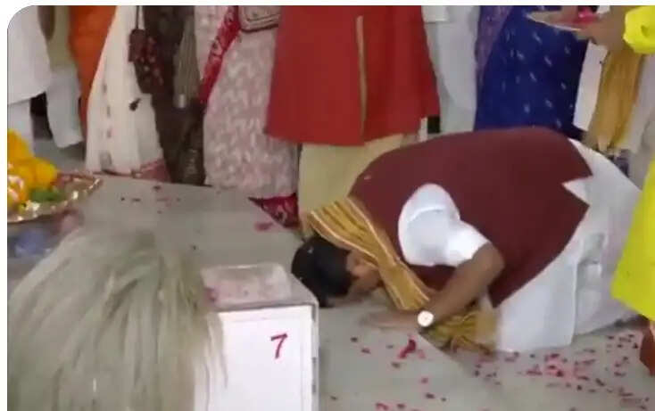 बंगाल की प्रचण्ड जीत के बाद दिल्ली के कालीबाड़ी मंदिर पहुंचे भाजपा अध्यक्ष