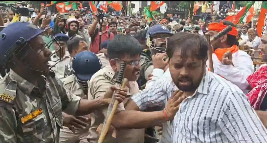 रांची : बैरिकेडिंग तोड़ कांग्रेस व भाजपा कार्यकर्ता भिडे़, चले पत्थर