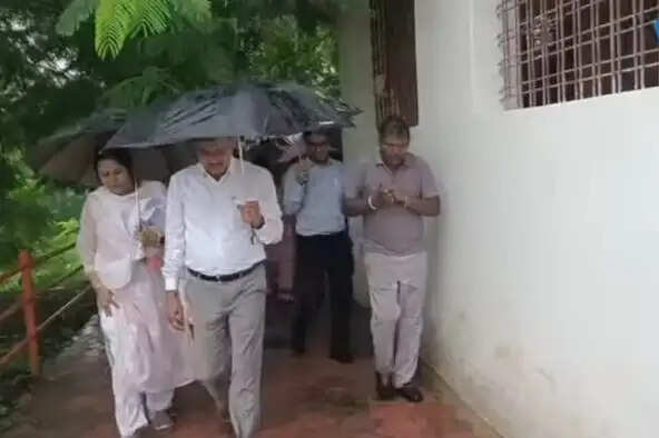 रीवाः कमिश्नर एवं कलेक्टर ने बरसते पानी में किया ग्रामीण क्षेत्रों का निरीक्षण