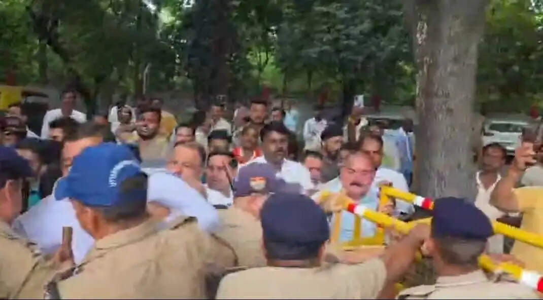 पूर्व विधायक ठुकराल के खिलाफ मुकदमा, एसएसपी कार्यालय में कांग्रेसियों का हंगामा