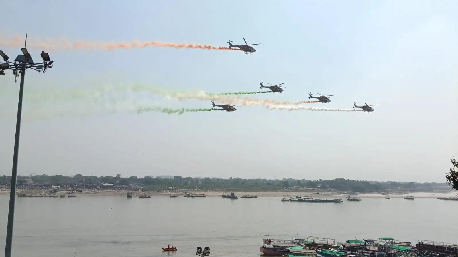 (अपडेट) वाराणसी में एयरशो 'विंग्स ओवर गंगा' के पहले दिन लड़ाकू विमानों ने आसमान को भारतीय तिरंगे के रंगों से सजाया