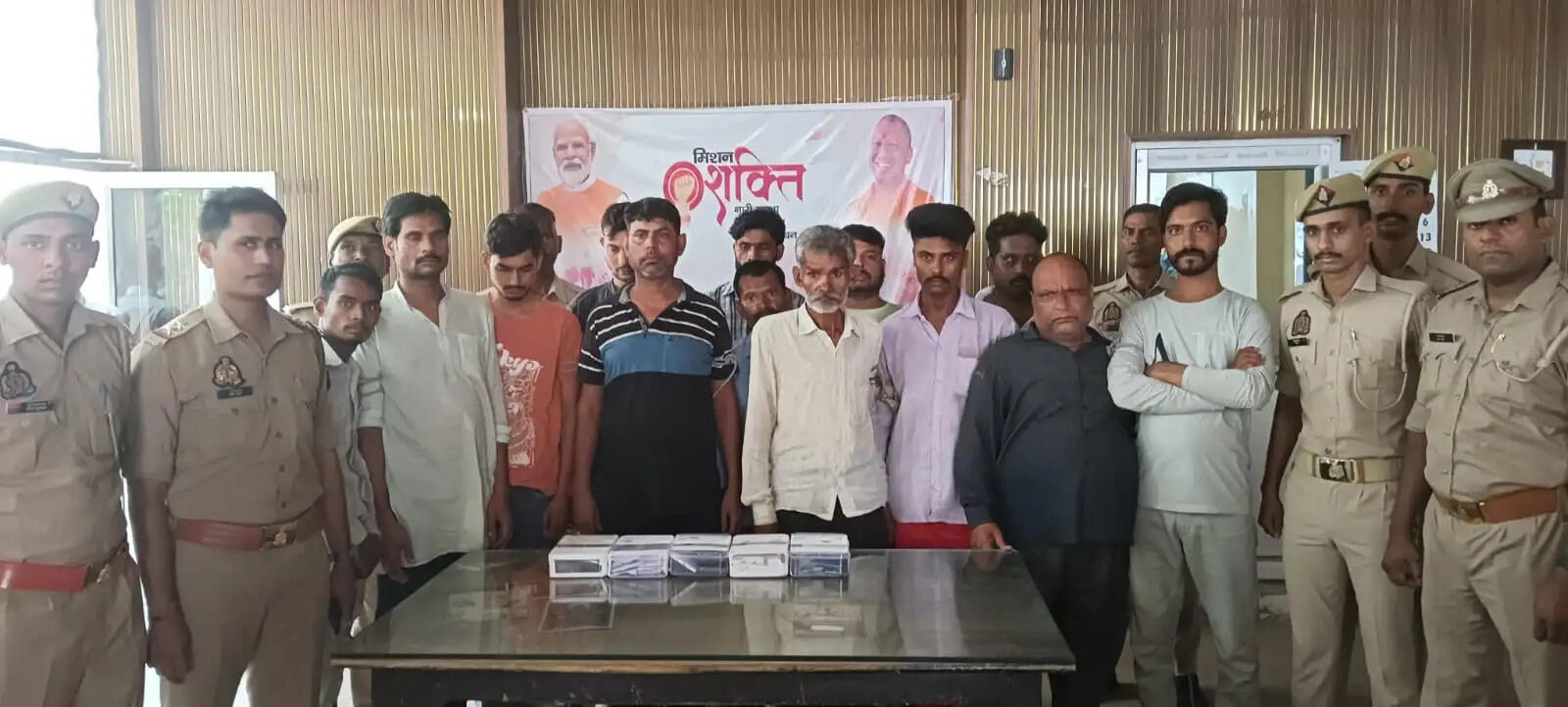 पुलिस ने बंद कमरे से पकड़े 13 जुआरी, दो लाख से अधिक की नकदी बरामद