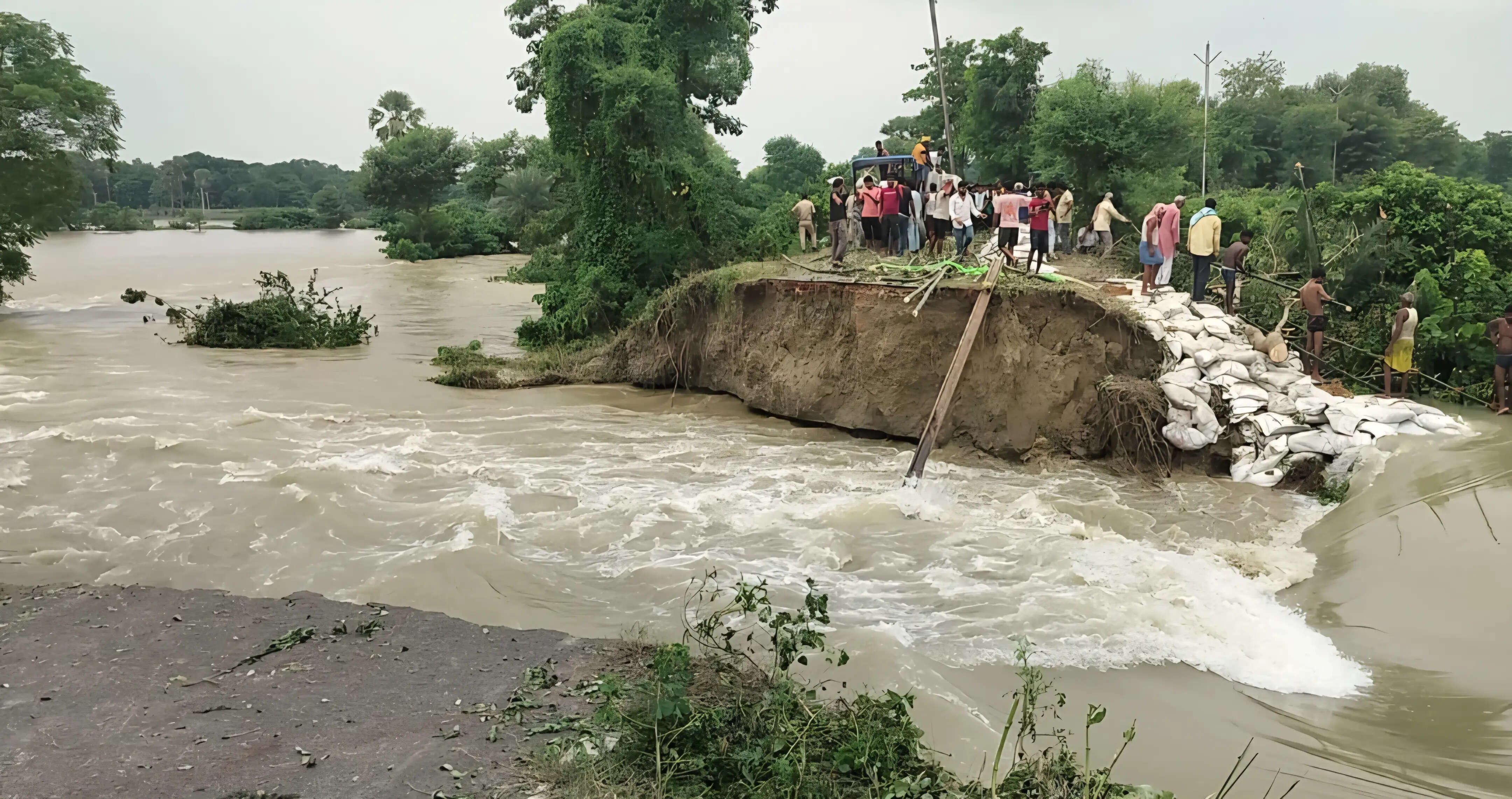 सारण में माही नदी का तटबंध टूटा प्रशासन ने शुरू किया राहत व बचाव कार्य