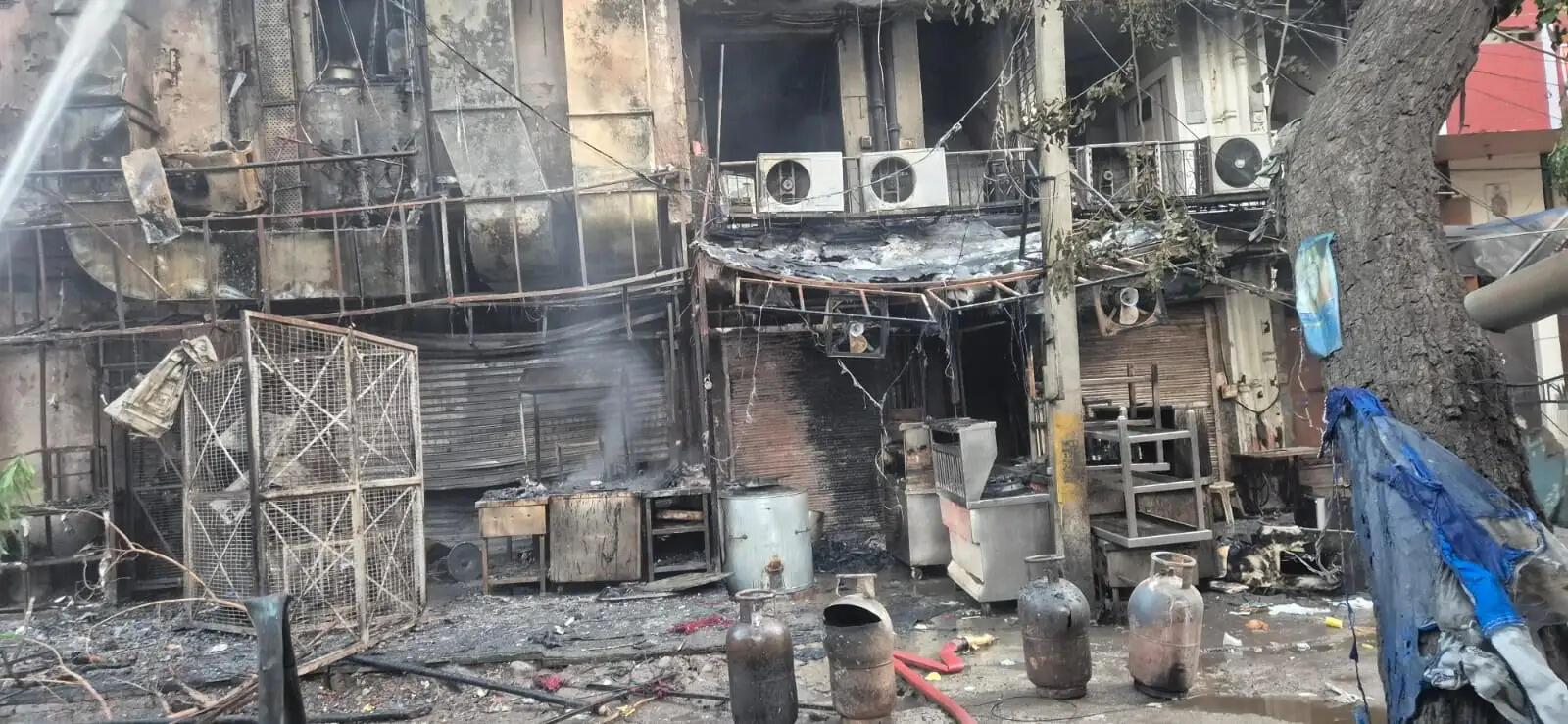 कालकाजी फ्लाईओवर के पास रेस्तरां में आग, तीन एलपीजी सिलेंडर फटे, बुजुर्ग महिला को सुरक्षित बचाया गया