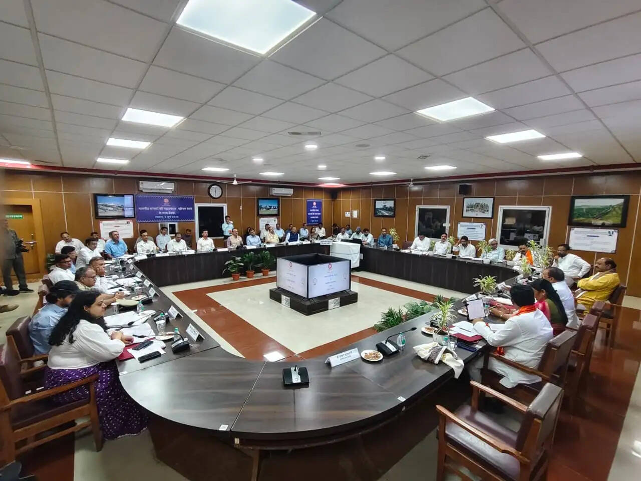 रतलाम मंडल में महाप्रबंधक और सांसदों की समीक्षा बैठक, रेल परियोजनाओं व सिंहस्थ तैयारियों पर हुई चर्चा