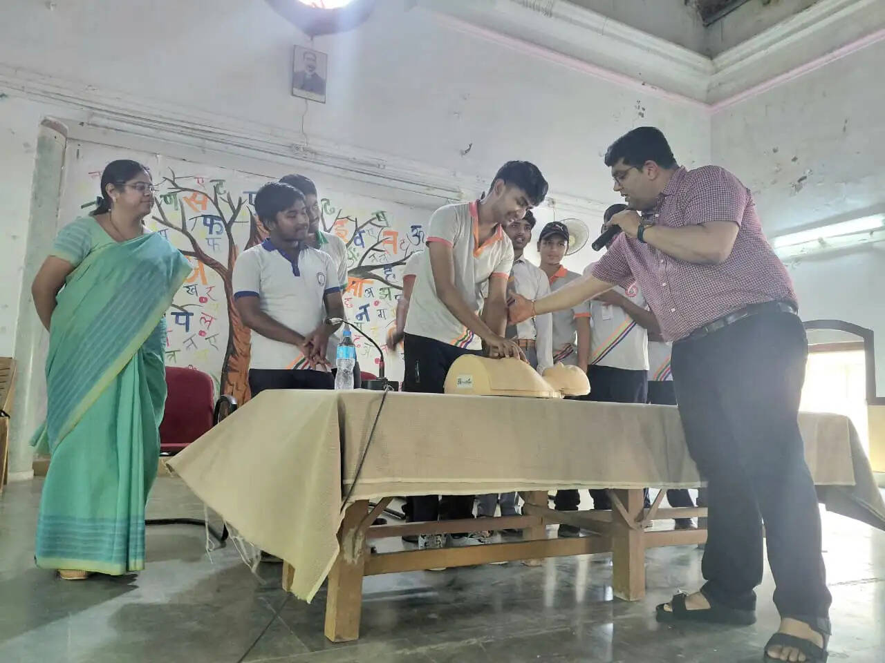सेन्ट्रल हिन्दू ब्वाॅयज स्कूल के विद्यार्थियों और शिक्षकों को दिया गया सीपीआर देने का प्रशिक्षण