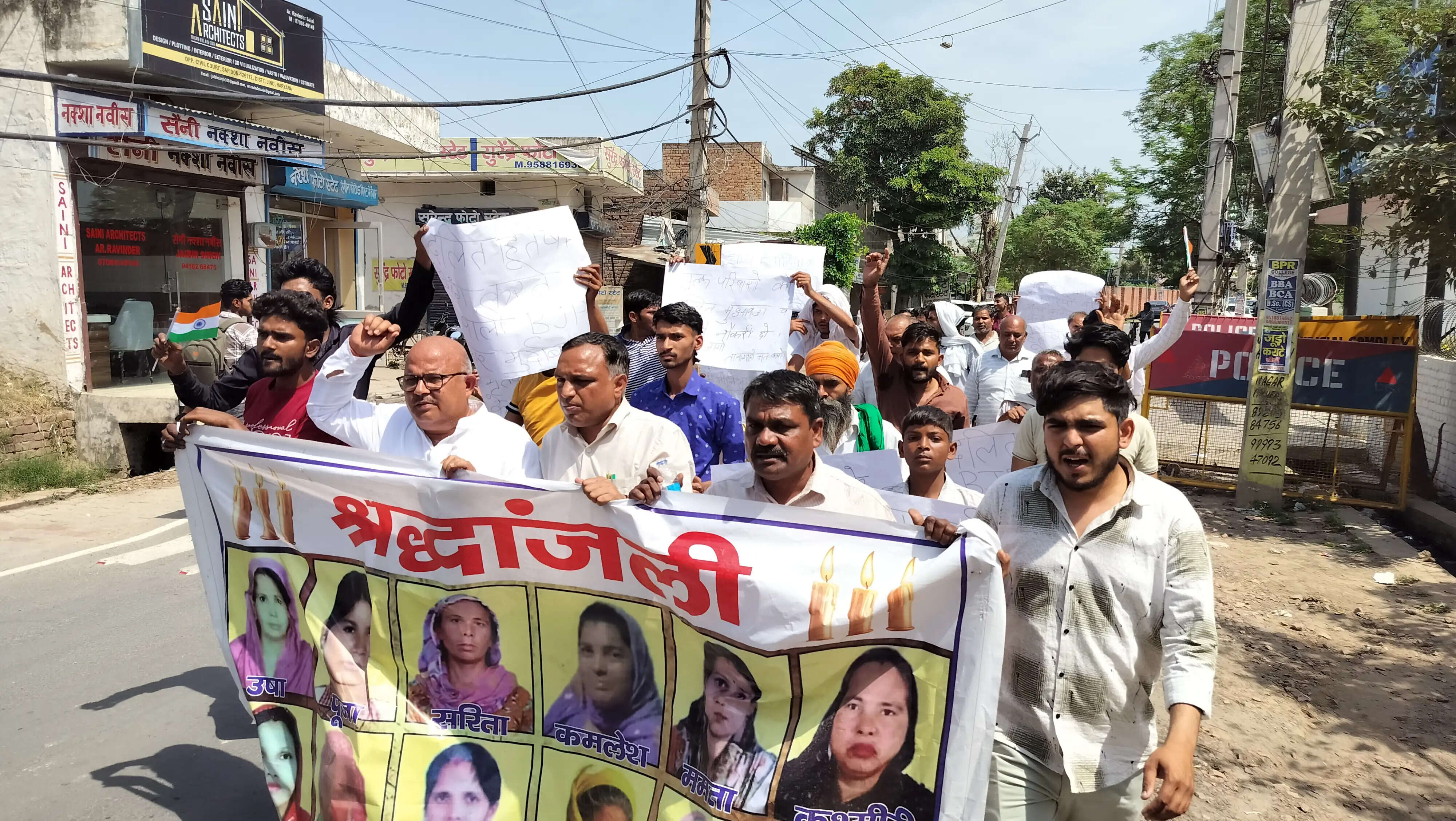 जींद : रंग फैक्टरी में लगी आग से मृत महिलाओं के परिवारों ने किया प्रदर्शन
