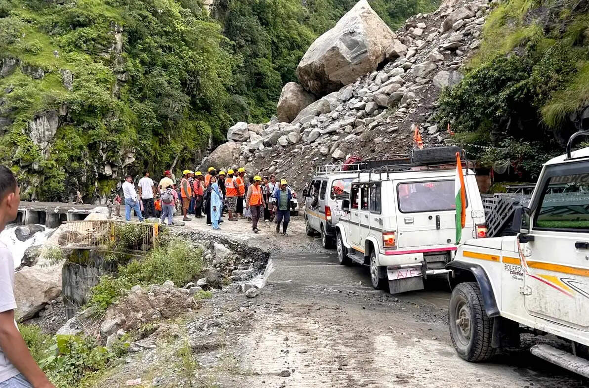 कुलागाड़ में 75 घंटे बाद खुला मार्ग