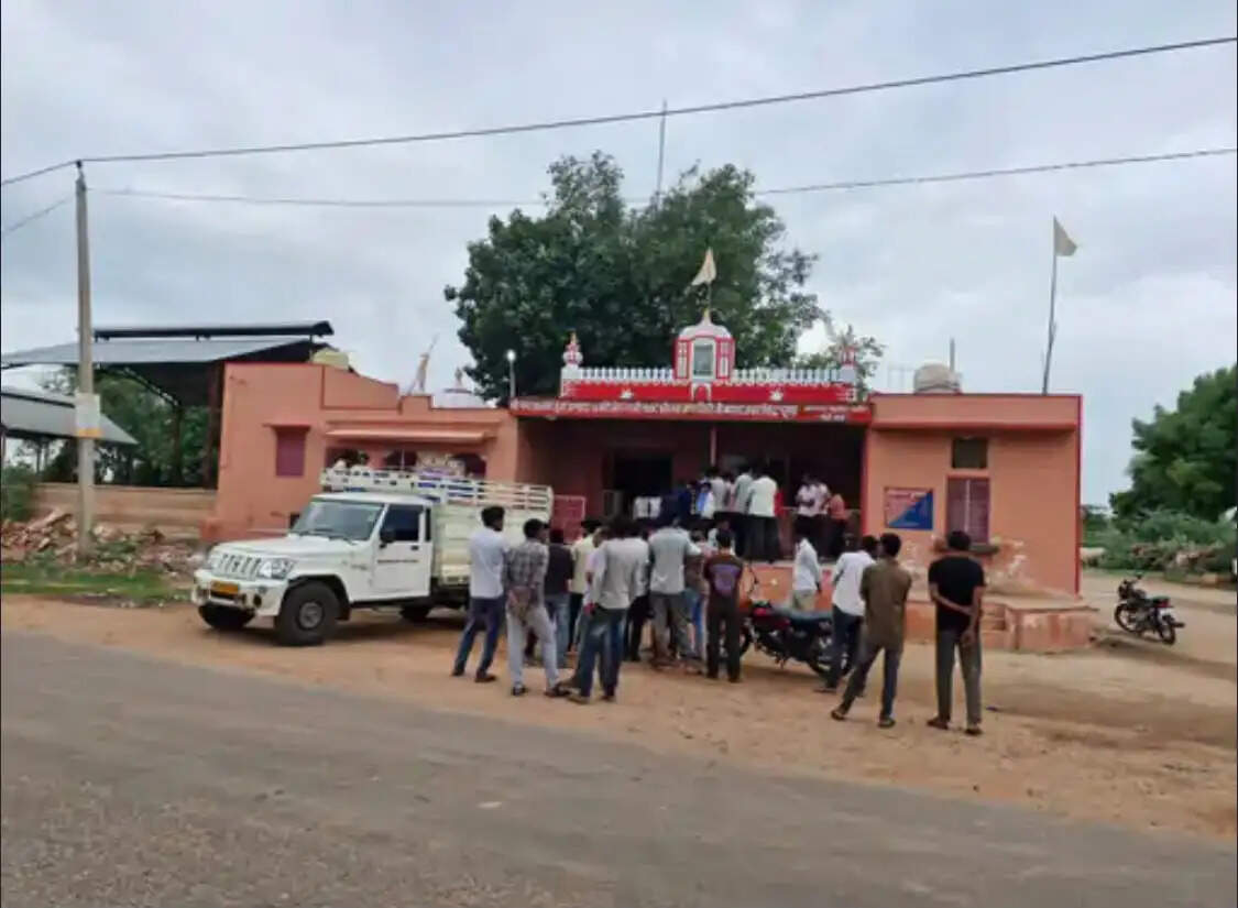जमानत पर जेल से बाहर आया महंत, दो दिन बाद धूणे के पास पेड़ से लटका मिला शव
