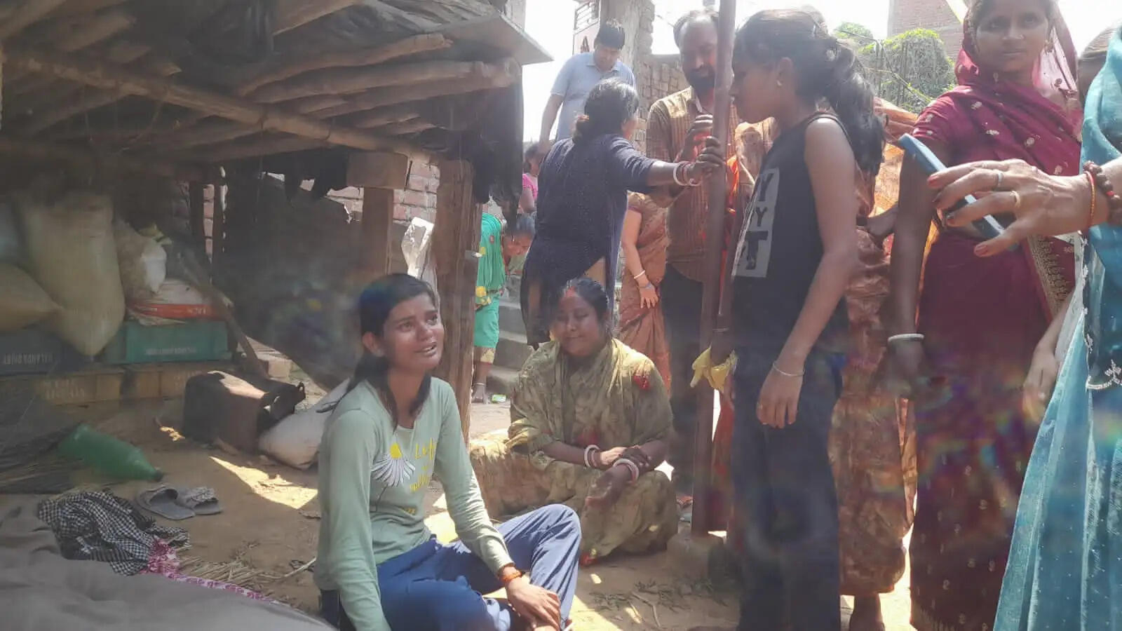 दहेज के खातिर महिला को ससुराल वालों ने पिटाइकर घर से निकाला, इलाज के दौरान मौत