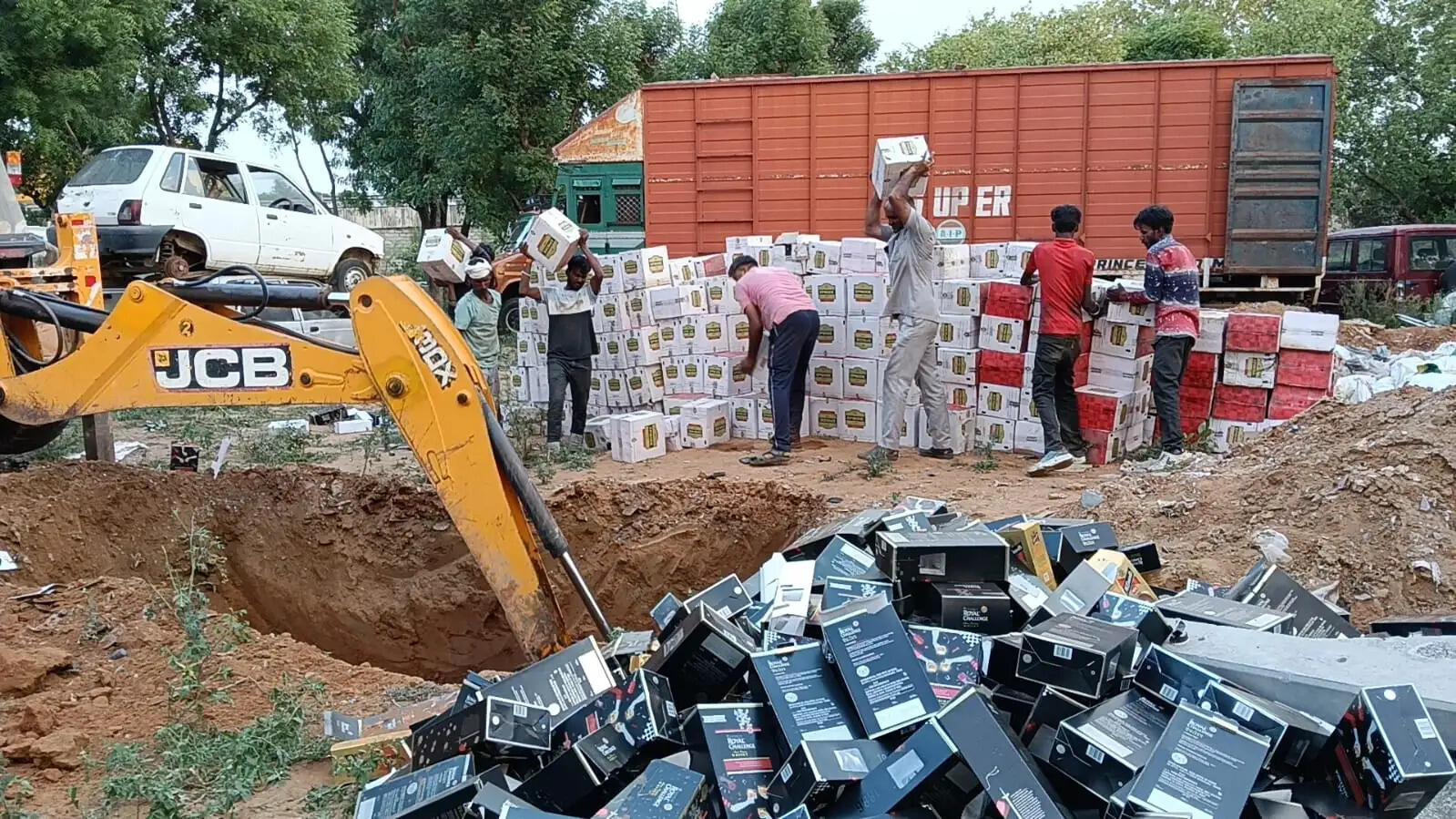 जब्त आठ सौ से अधिक कार्टन अवैध शराब नष्ट