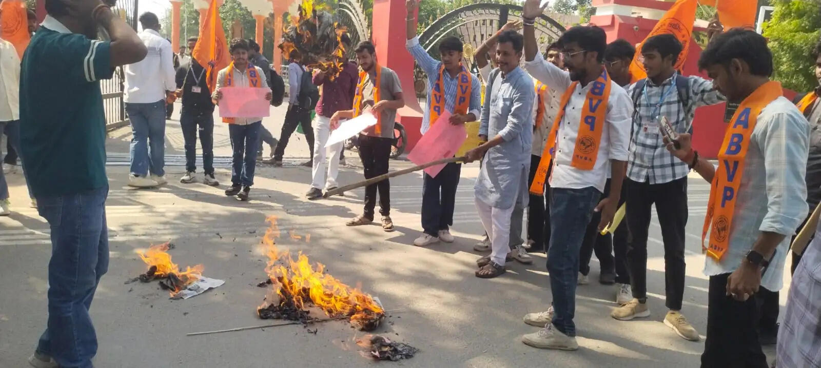 संवैधानिक संस्थाओं की स्वायत्तता के समर्थन में अभाविप का प्रदर्शन