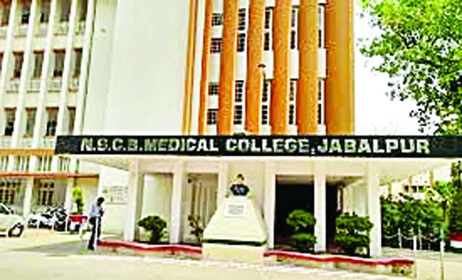 जबलपुरः मृत डॉक्टर के नंबर से भेजा गया आपत्तिजनक मैसेज, मेडिकल कॉलेज में मचा हड़कंप