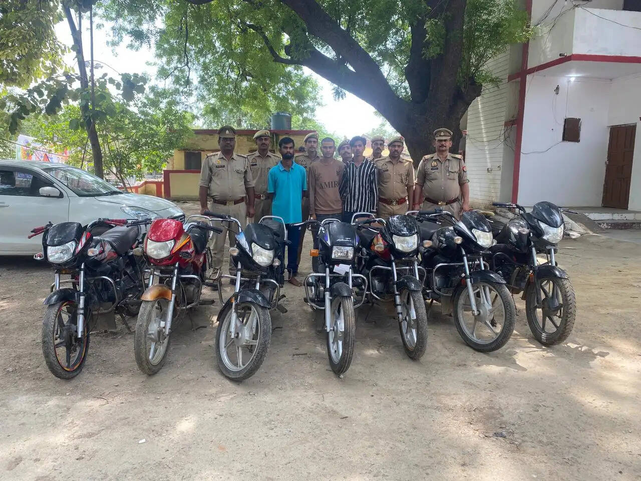 झांसी में तीन शातिर बाइक चोर गिरफ्तार, चोरी की सात बाइक बरामद