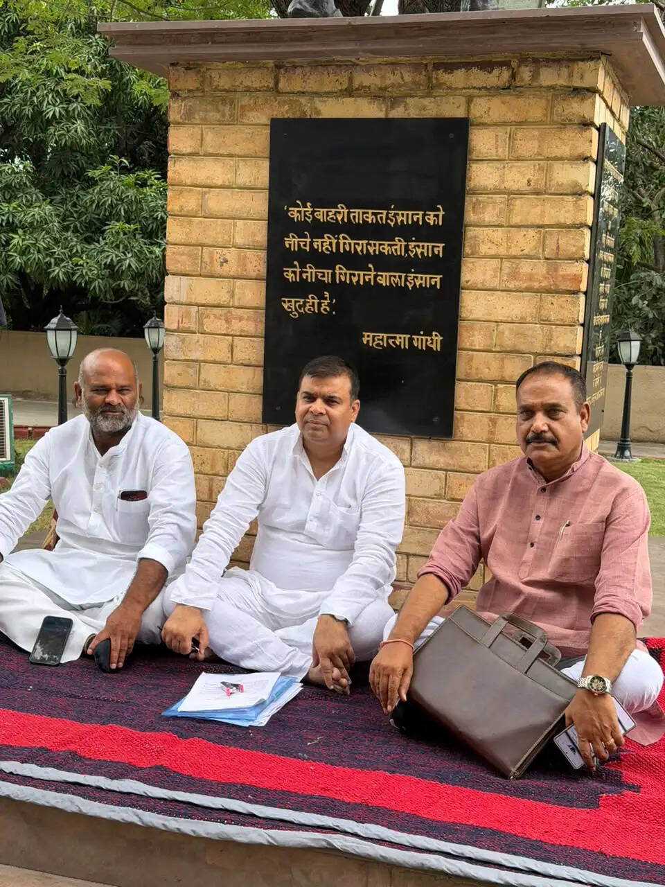 कैलारस शक्कर कारखाने के मुद्दे पर विधानसभा परिसर में धरने पर बैठे विधायक पंकज उपाध्याय