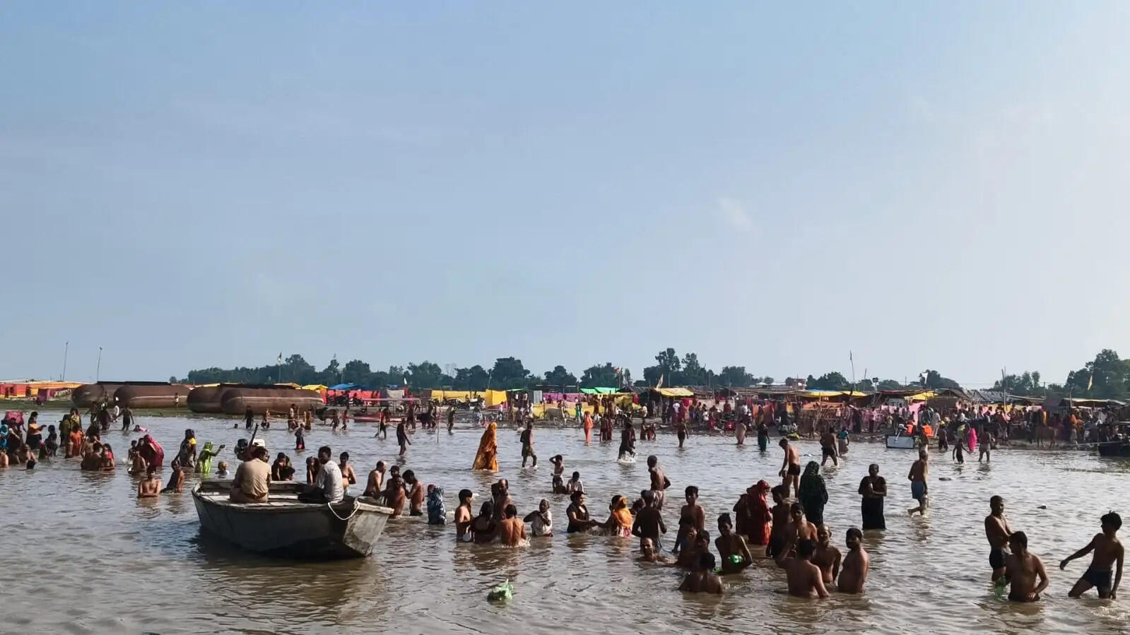 गुरु पूर्णिमा पर हजारों ने लगाई गंगा में डुबकी