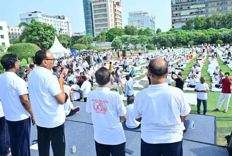 राजधानी के चिकित्सा संस्थानों में चिकित्सकों ने किया सामूहिक योगाभ्यास