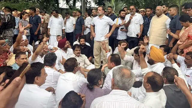 (अपडेट) राहुल की लोगों से पीएम आवास पहुंचने की अपील, केन्द्रीय मंत्री बातचीत के लिए पहुंचे