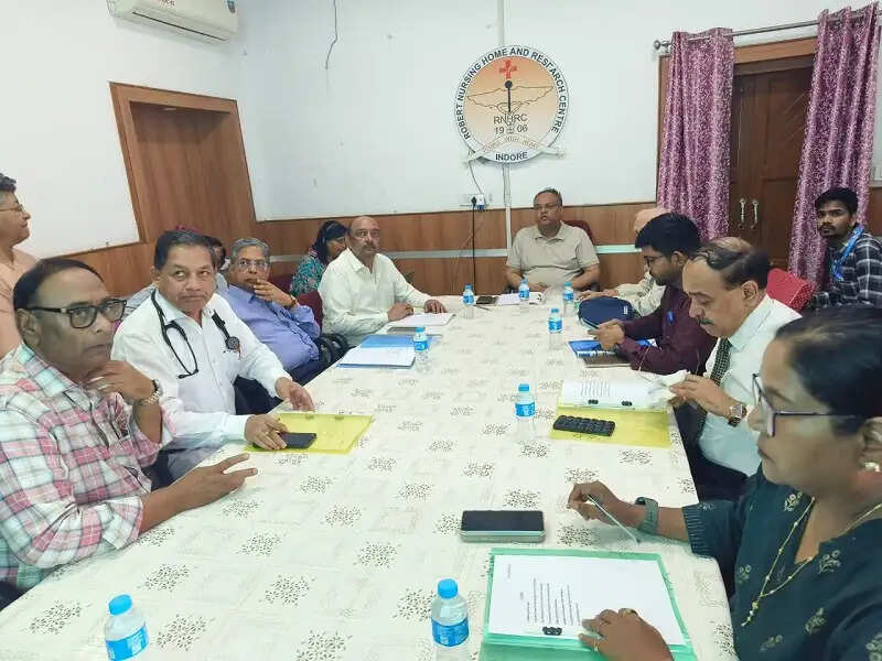 इंदौरः संभागायुक्त ने रॉबर्ट नर्सिंग होम व रिसर्च सेंटर का किया निरीक्षण