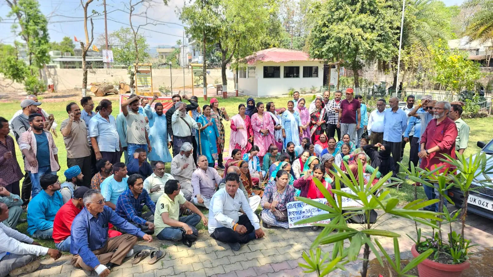 बागजाला में विकास कार्यों को लेकर किसानों का धरना