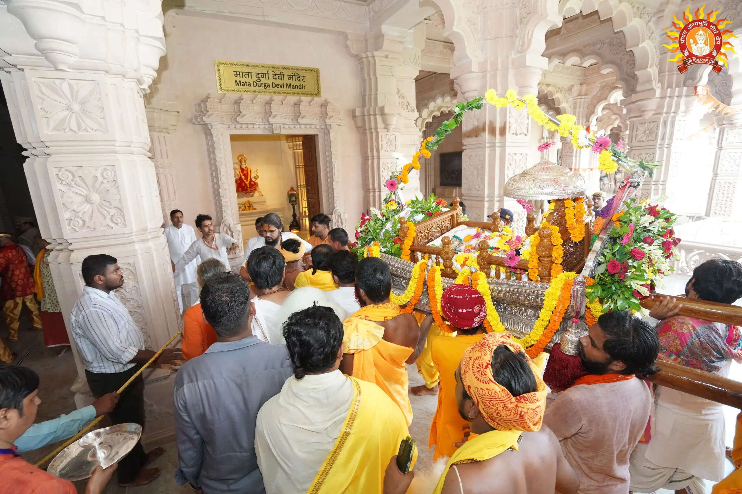 श्री राम जन्मभूमि में चांदी के झूले में विराजमान हुए रामलला, भाव-विभोर हुए श्रद्धालु