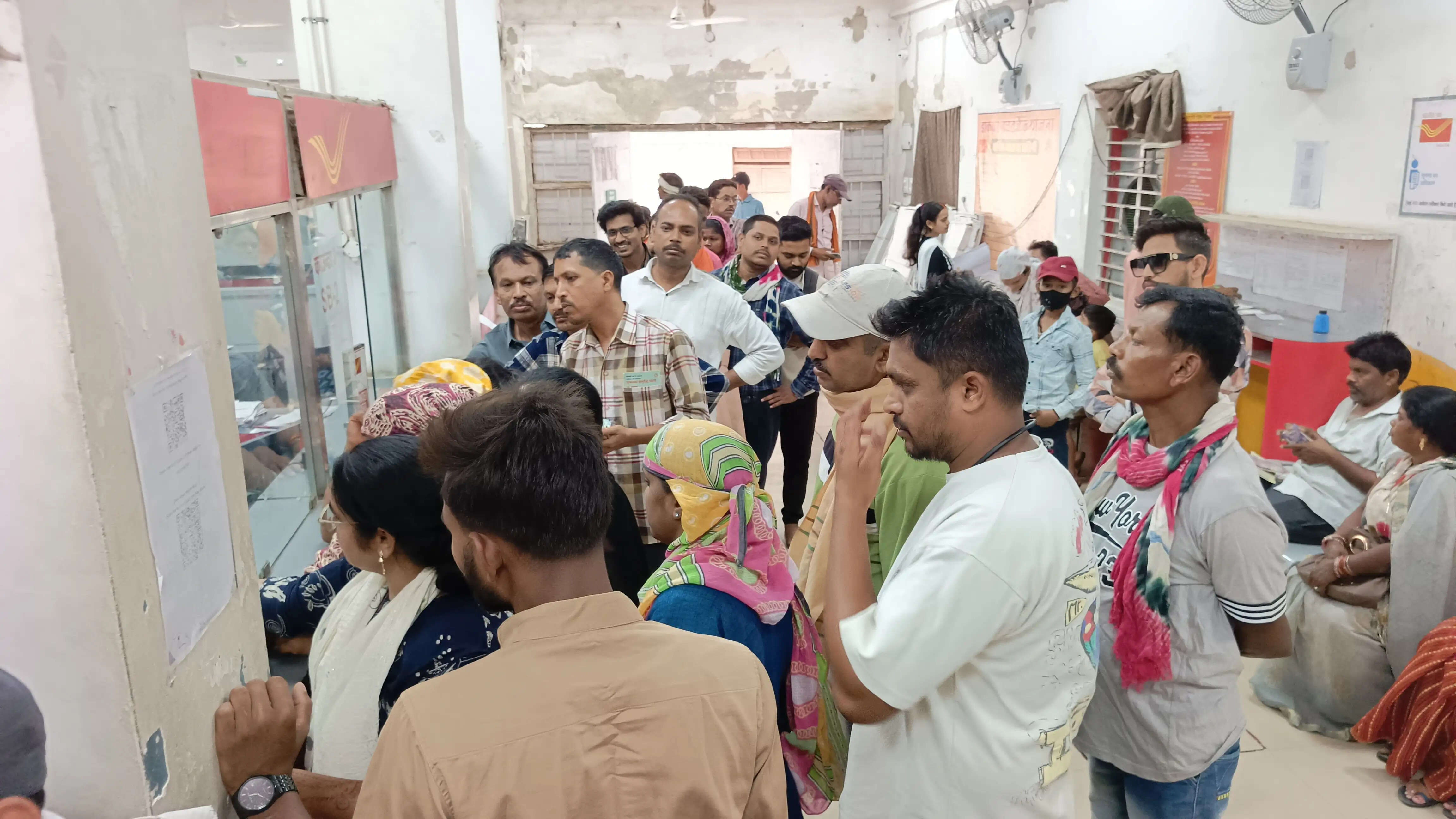 एक ही काउंटर पर सारा काम, मुख्य डाकघर में अव्यवस्था से लोग परेशान