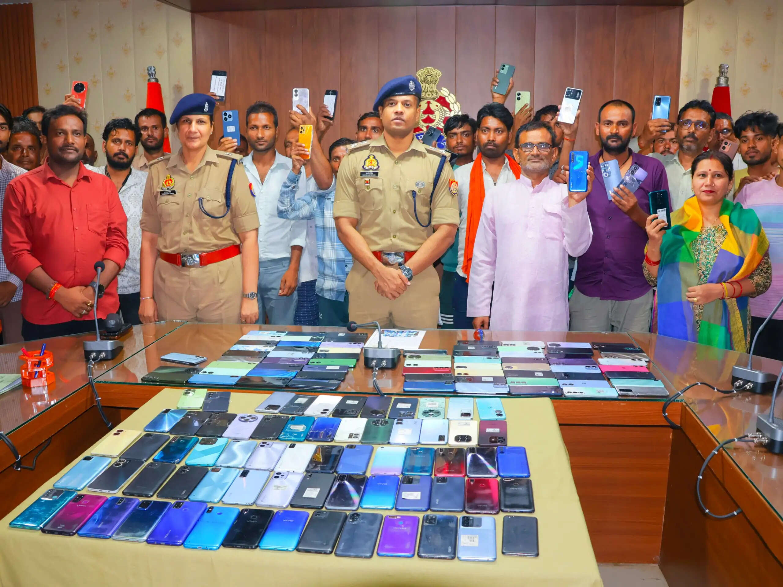 महोबा पुलिस ने खोज निकाले खोए 151 मोबाइल फोन
