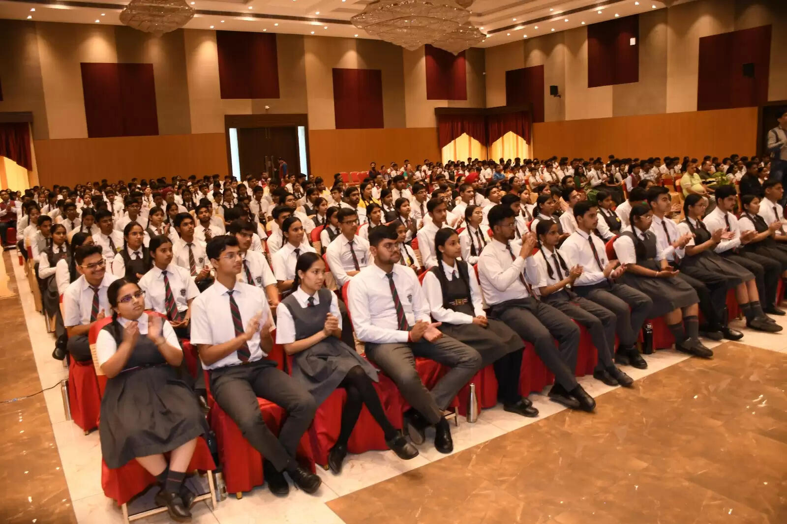 अंतर सदन अंग्रेजी वाद विवाद प्रतियोगिता में रीजेंसी स्कूल के छात्रों ने दिखाई प्रतिभा